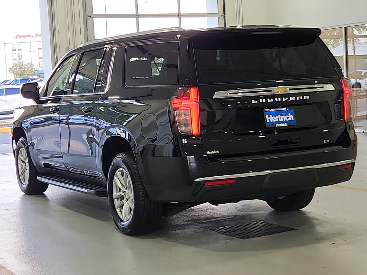 2024 Chevrolet Suburban LT photo 4