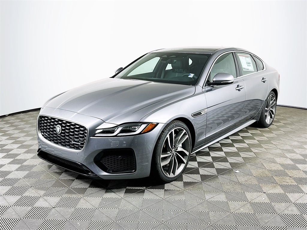 Used 2024  Jaguar R-Dynamic SE image 1