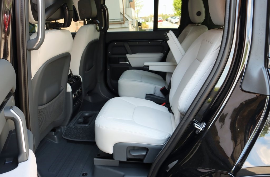 2025 LAND ROVER DEFENDER - Image 32