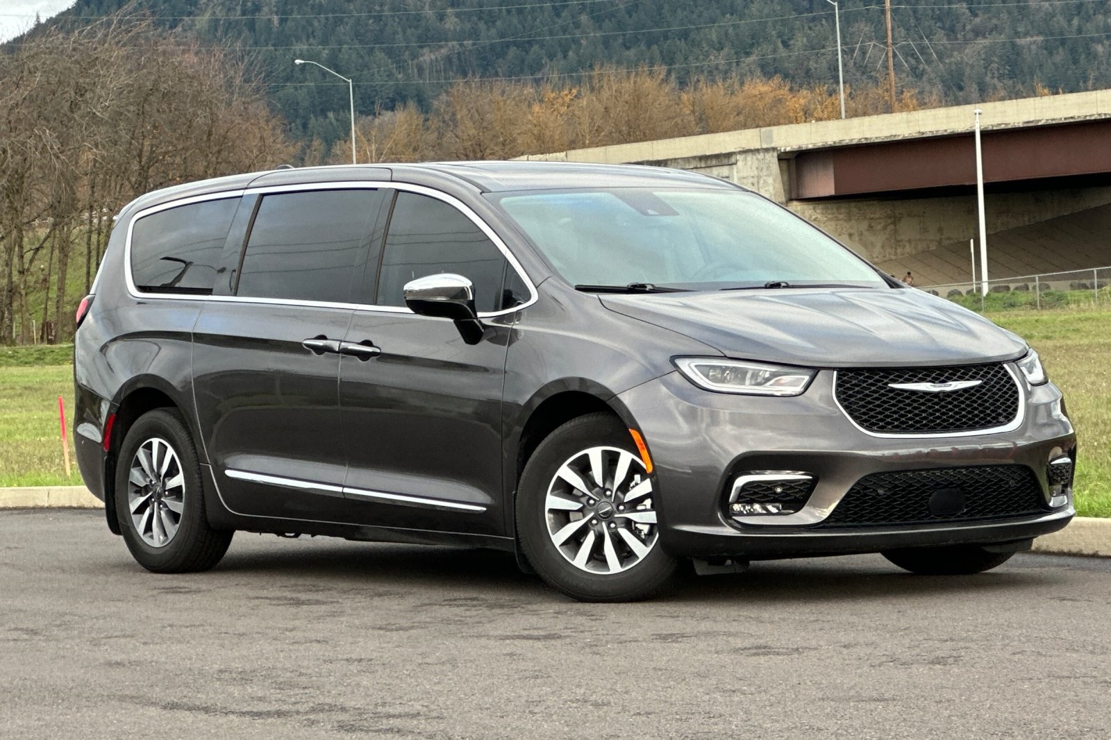 2023 Chrysler Pacifica Hybrid Limited's photo