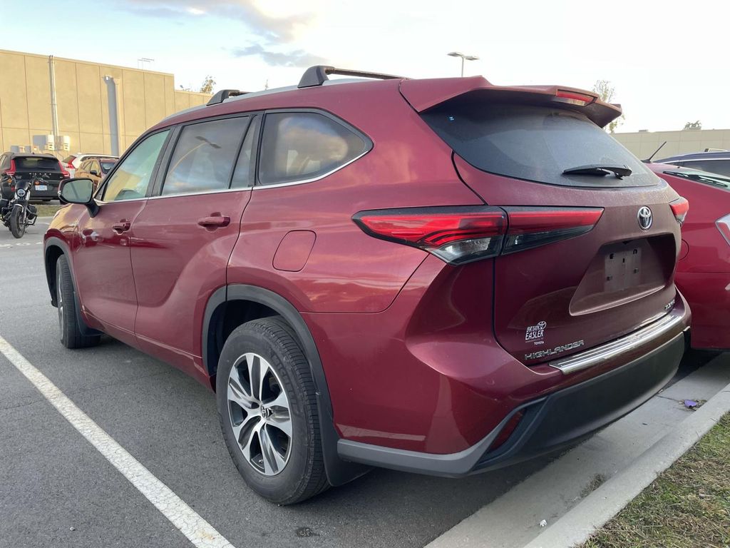 2022 Toyota Highlander XLE photo 3