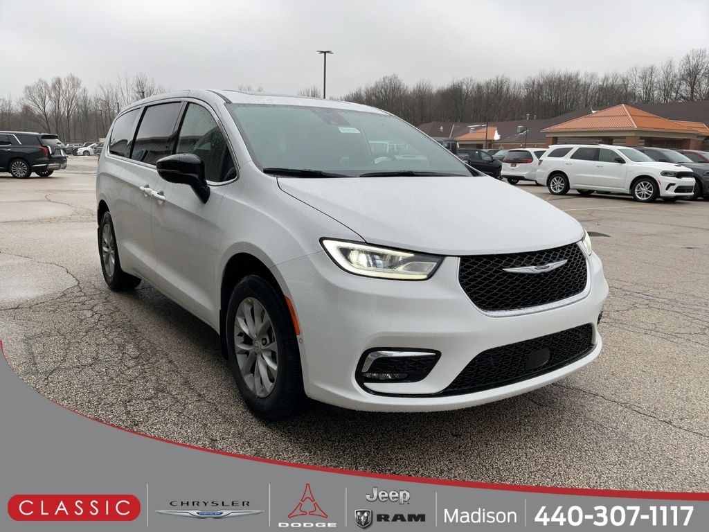 2026 Chrysler Pacifica Limited's photo