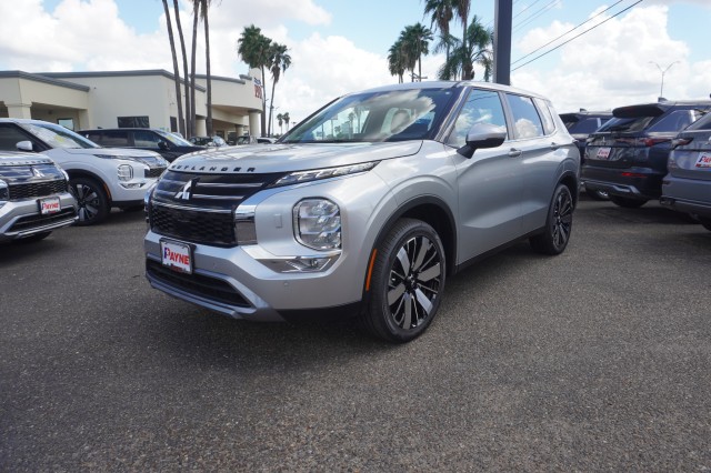 2025 Mitsubishi Outlander SE's photo