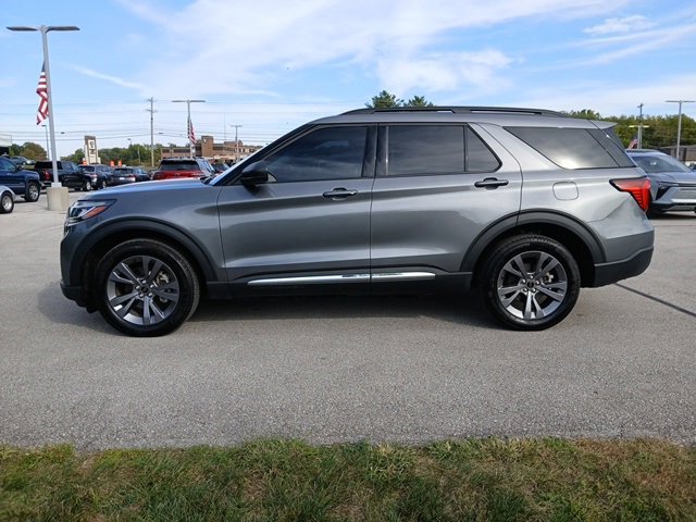 2025 Ford Explorer photo 2