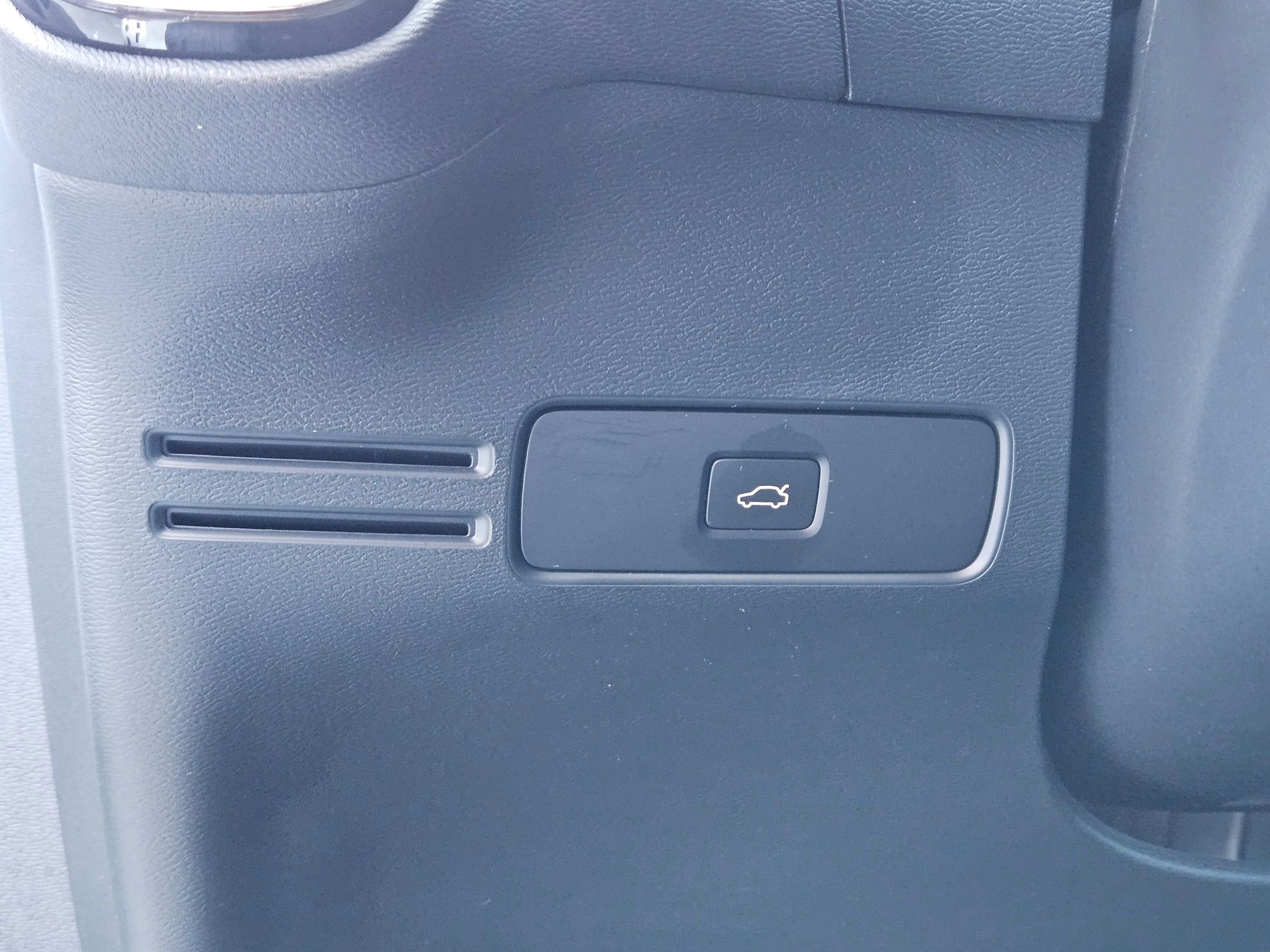 2023 Volvo XC40 Core photo 18