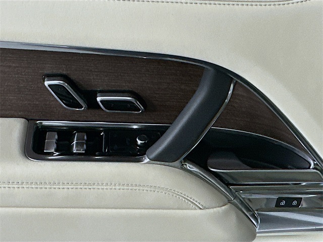 2025 Land Rover Range Rover SE photo 17