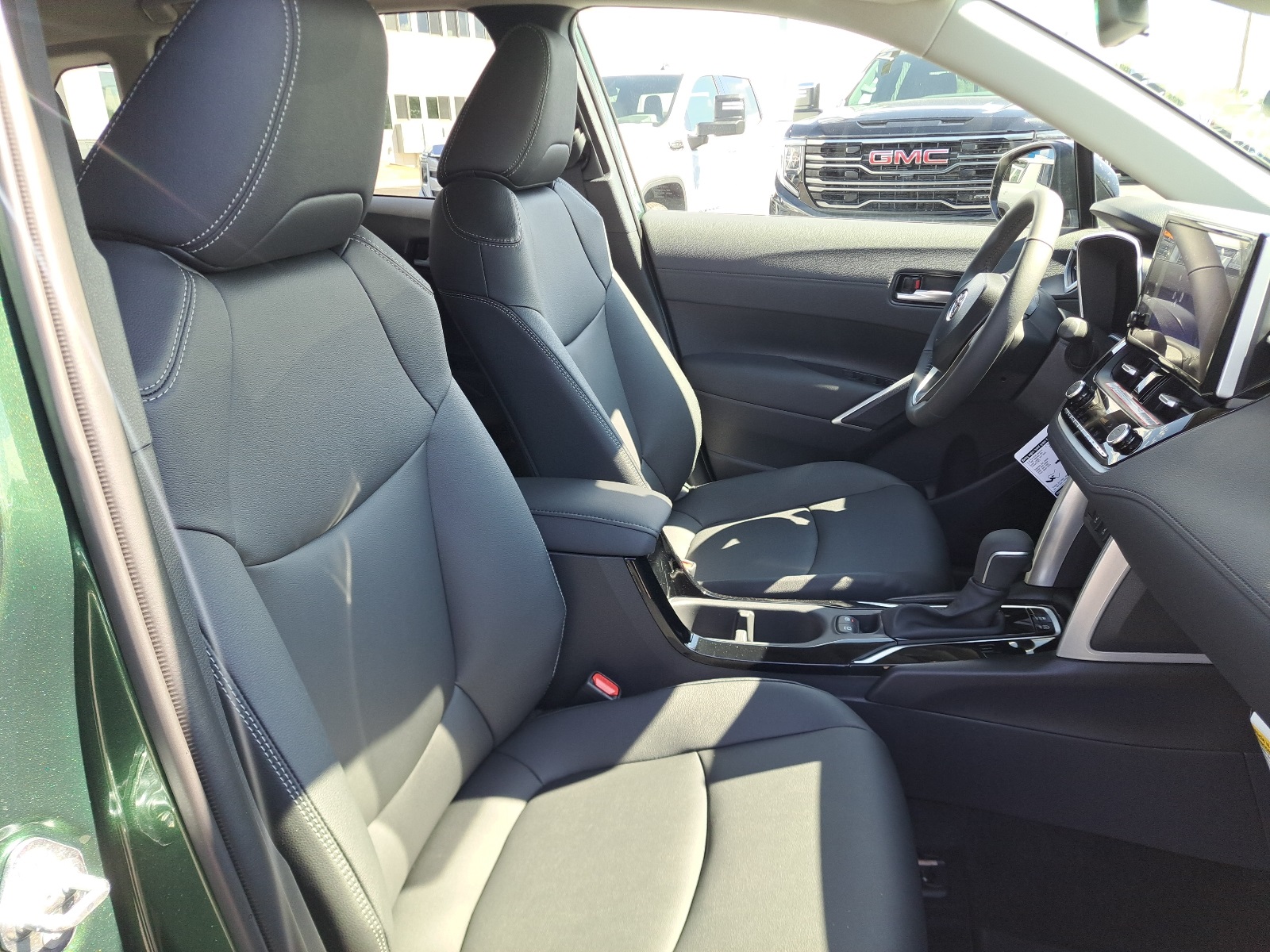 2025 Toyota Corolla Cross XLE photo 27