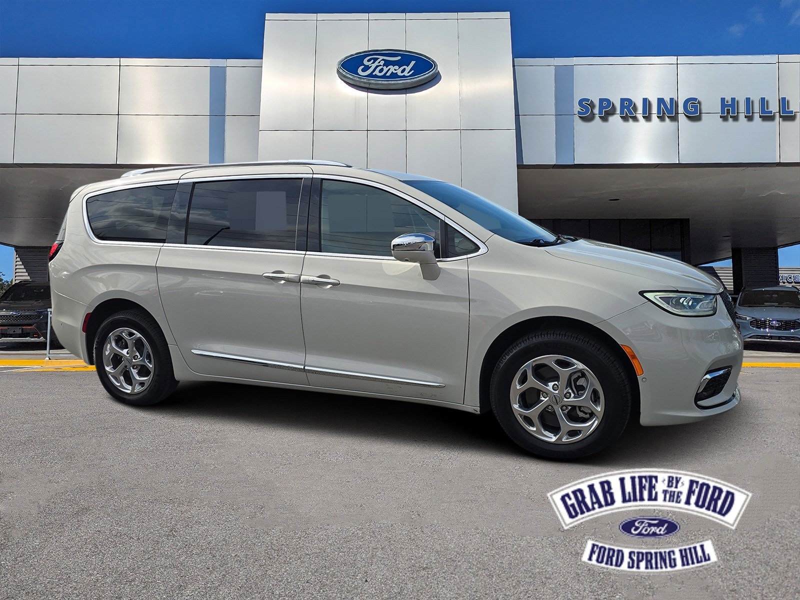 2021 Chrysler Pacifica Limited's photo