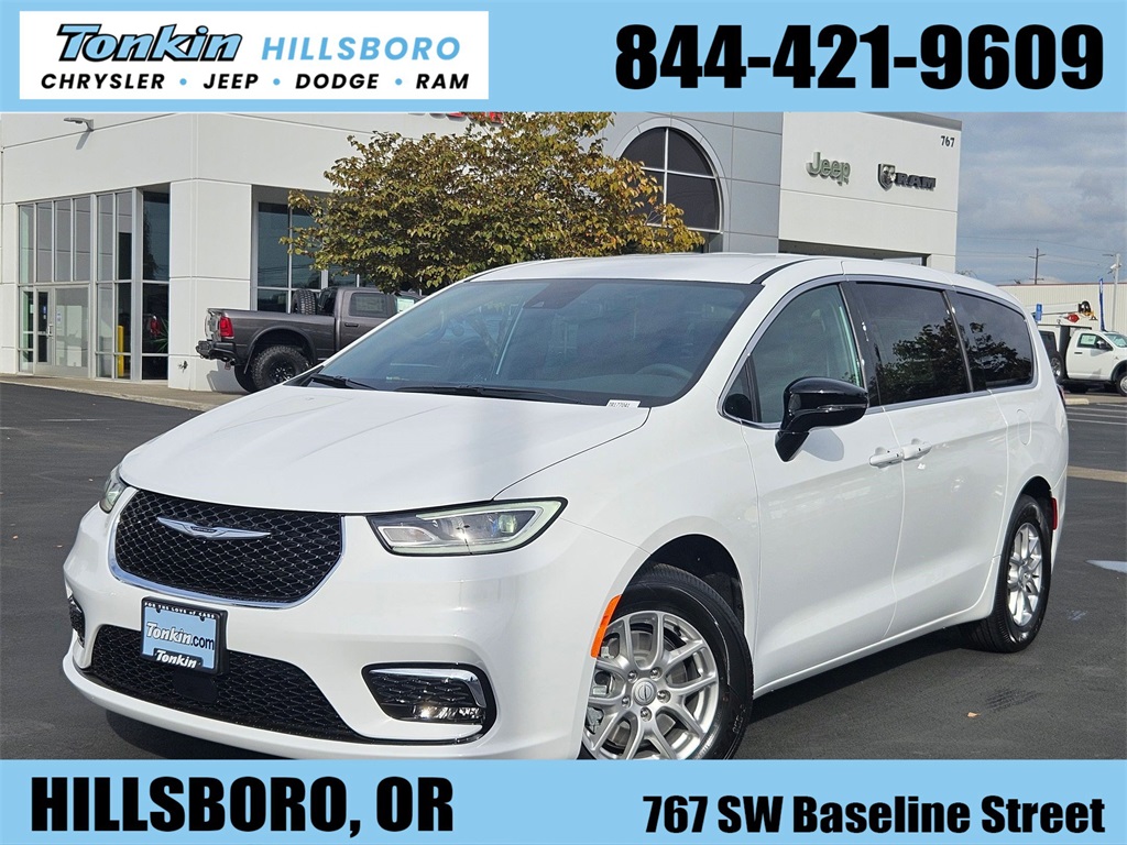 2026 Chrysler Pacifica Select's photo