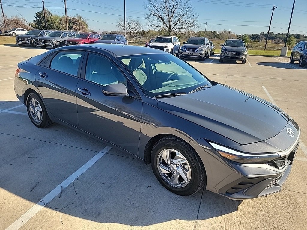 2024 Hyundai Elantra Base's photo