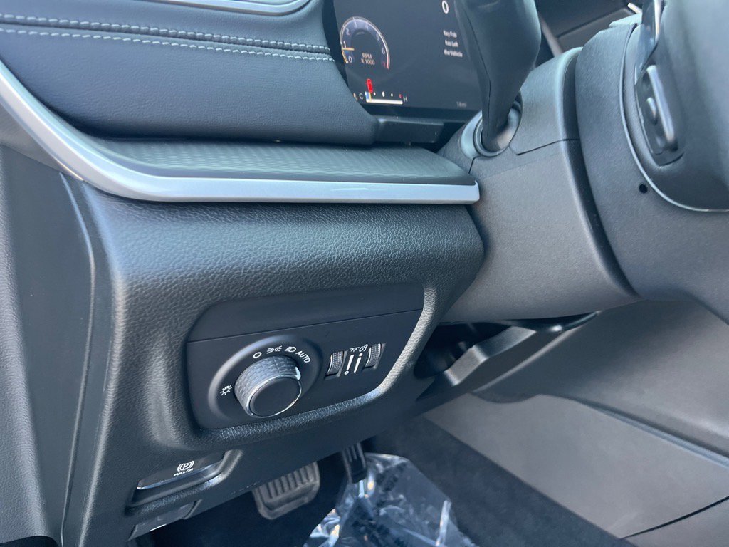 2025 Jeep Grand Cherokee Laredo Altitude photo 21