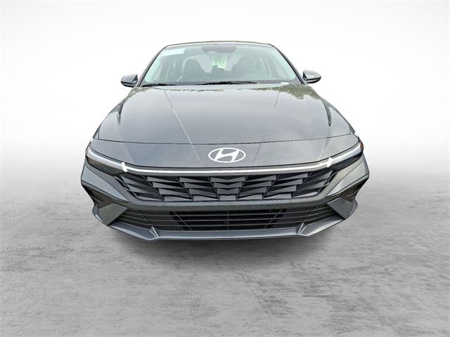 2025 Hyundai Elantra SE photo 2