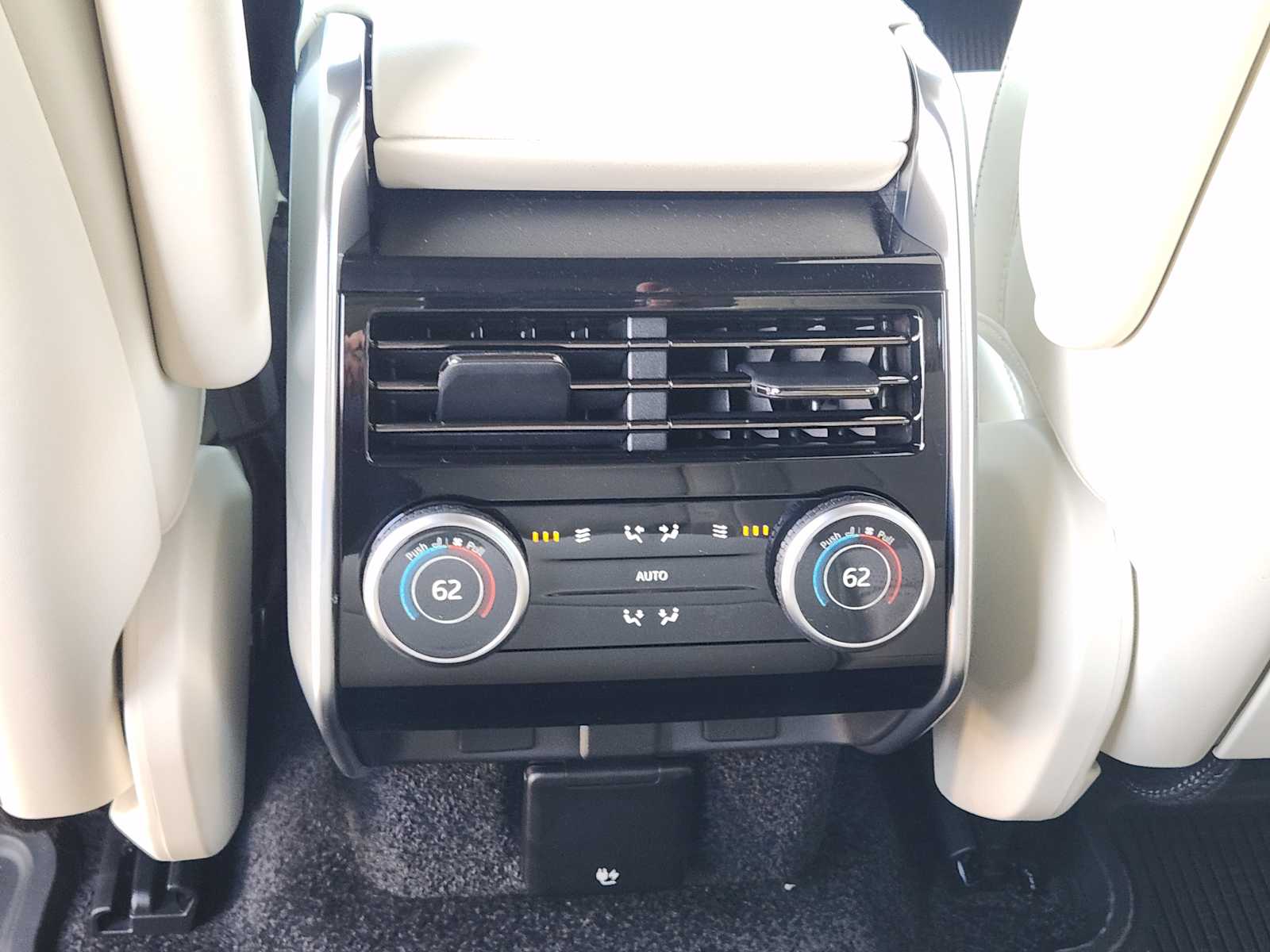 2025 Land Rover Range Rover SE photo 22
