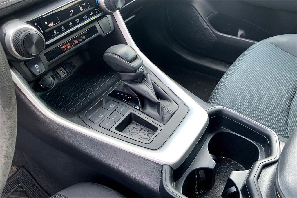 2021 Toyota RAV4 LE photo 16
