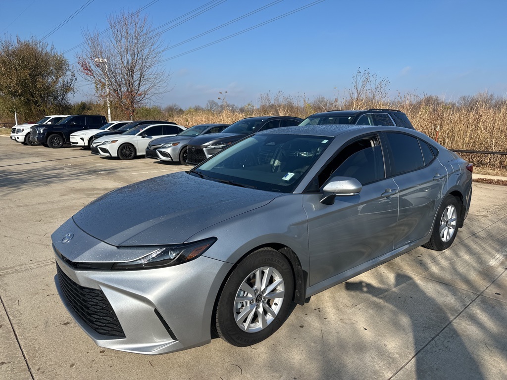 2025 Toyota Camry LE's photo