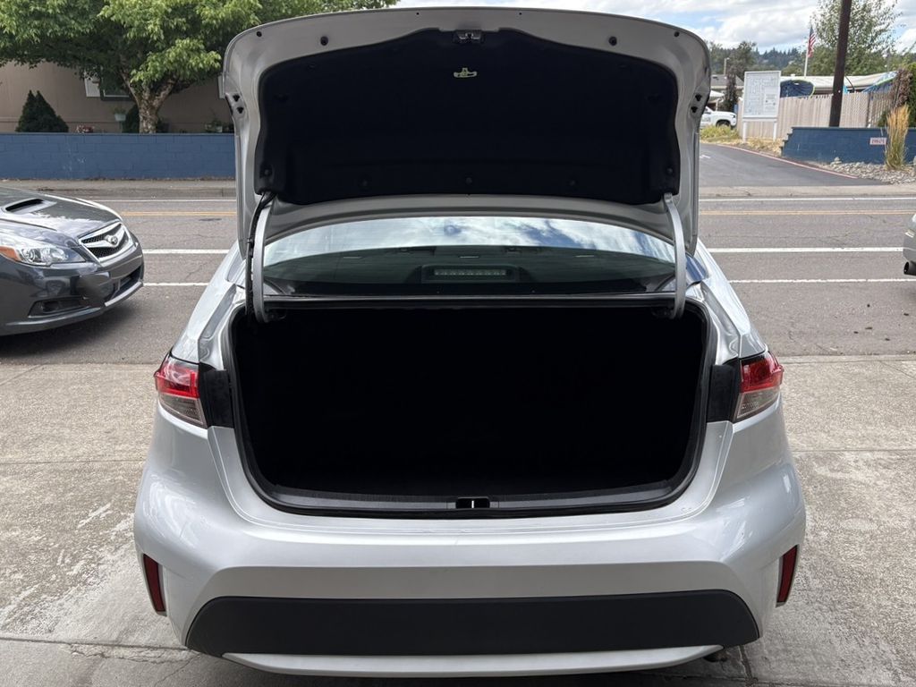 2022 Toyota Corolla LE photo 9