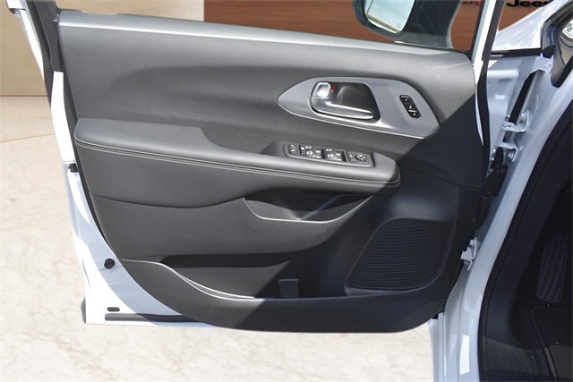 2025 Chrysler Pacifica Limited photo 8