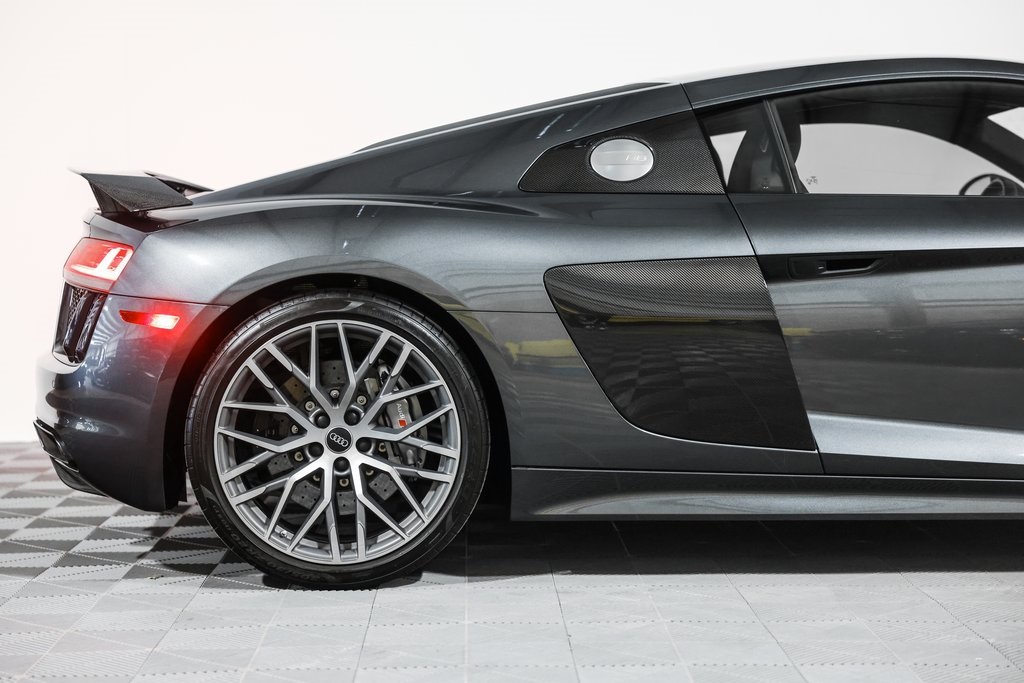 2017 Audi R8 5.2 Plus photo 2
