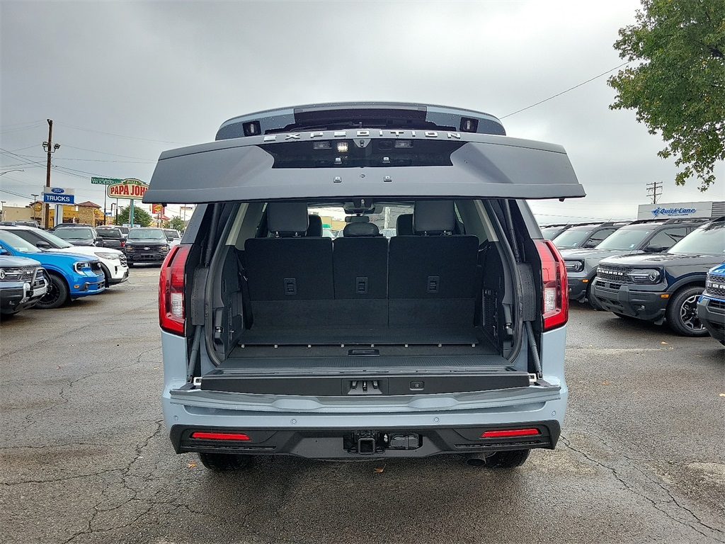 2025 Ford Expedition photo 8