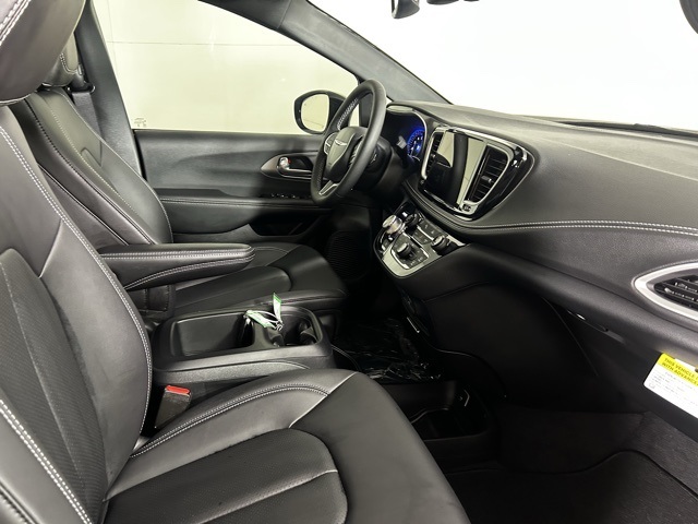 2026 Chrysler Pacifica photo 12