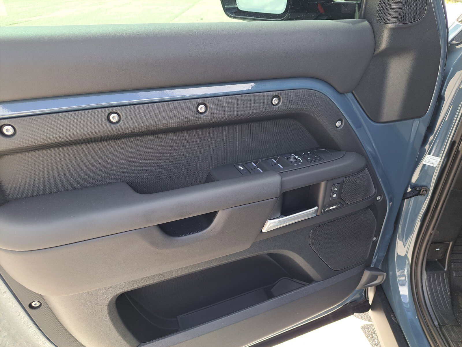 2025 Land Rover Defender 110 S photo 9
