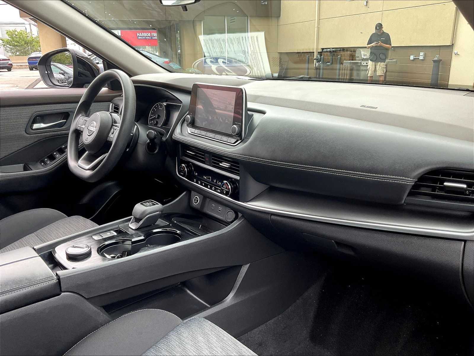 2023 Nissan Rogue SV photo 12