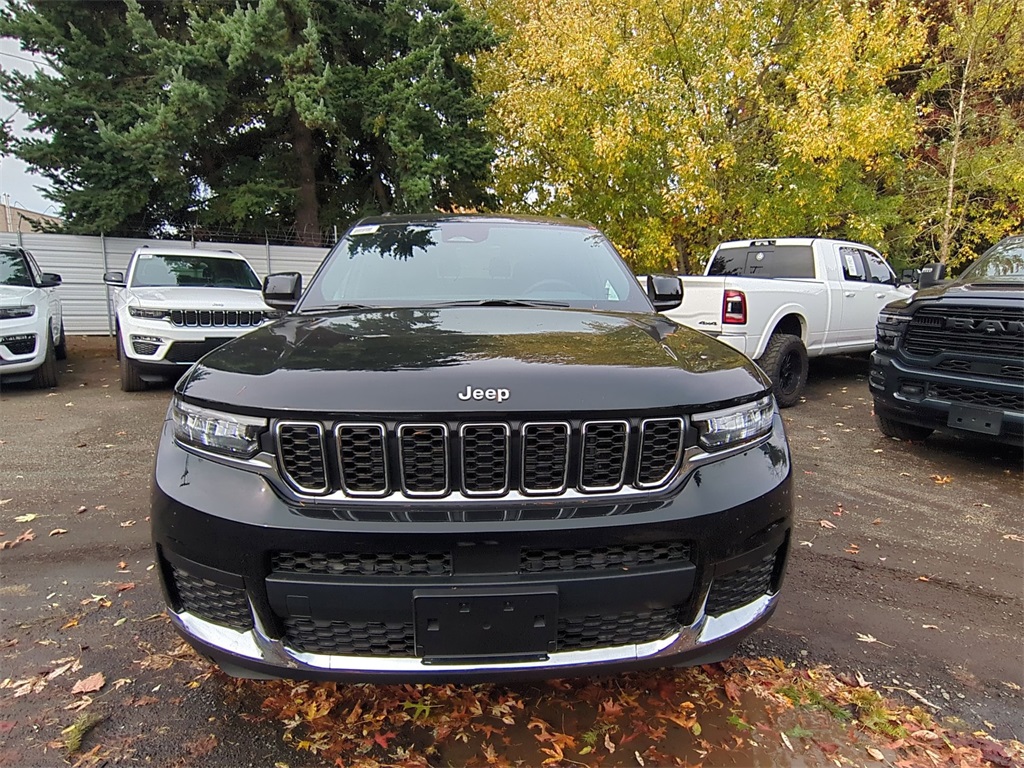 2025 Jeep Grand Cherokee Laredo X photo 3