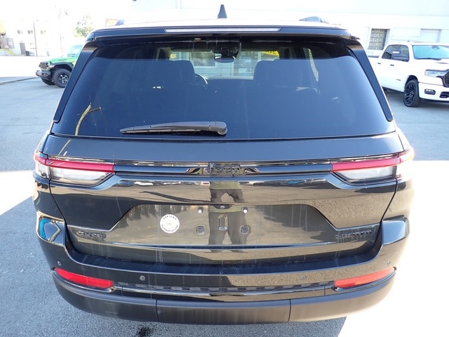 2023 Jeep Grand Cherokee Limited photo 4