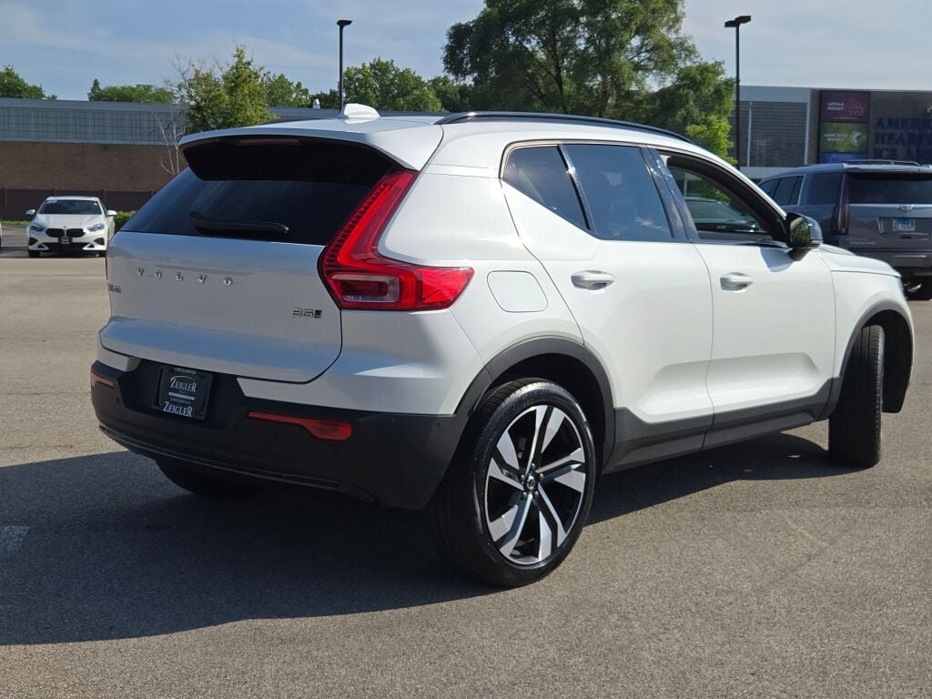 2024 Volvo XC40 Plus photo 12