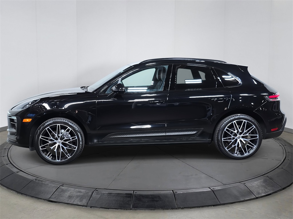 2023 Porsche Macan T photo 10