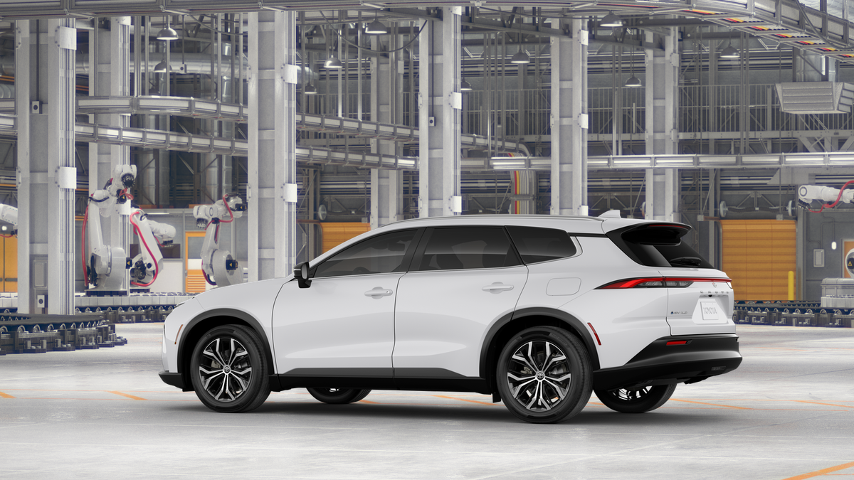 2025 Toyota Crown Signia XLE photo 3