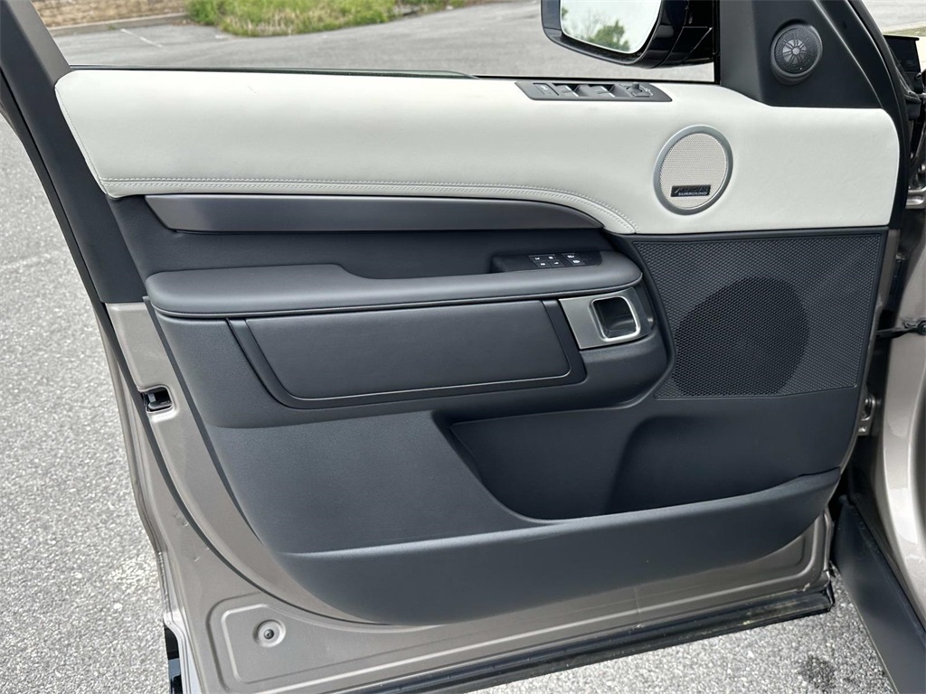 2025 Land Rover Discovery Metropolitan Edition photo 6