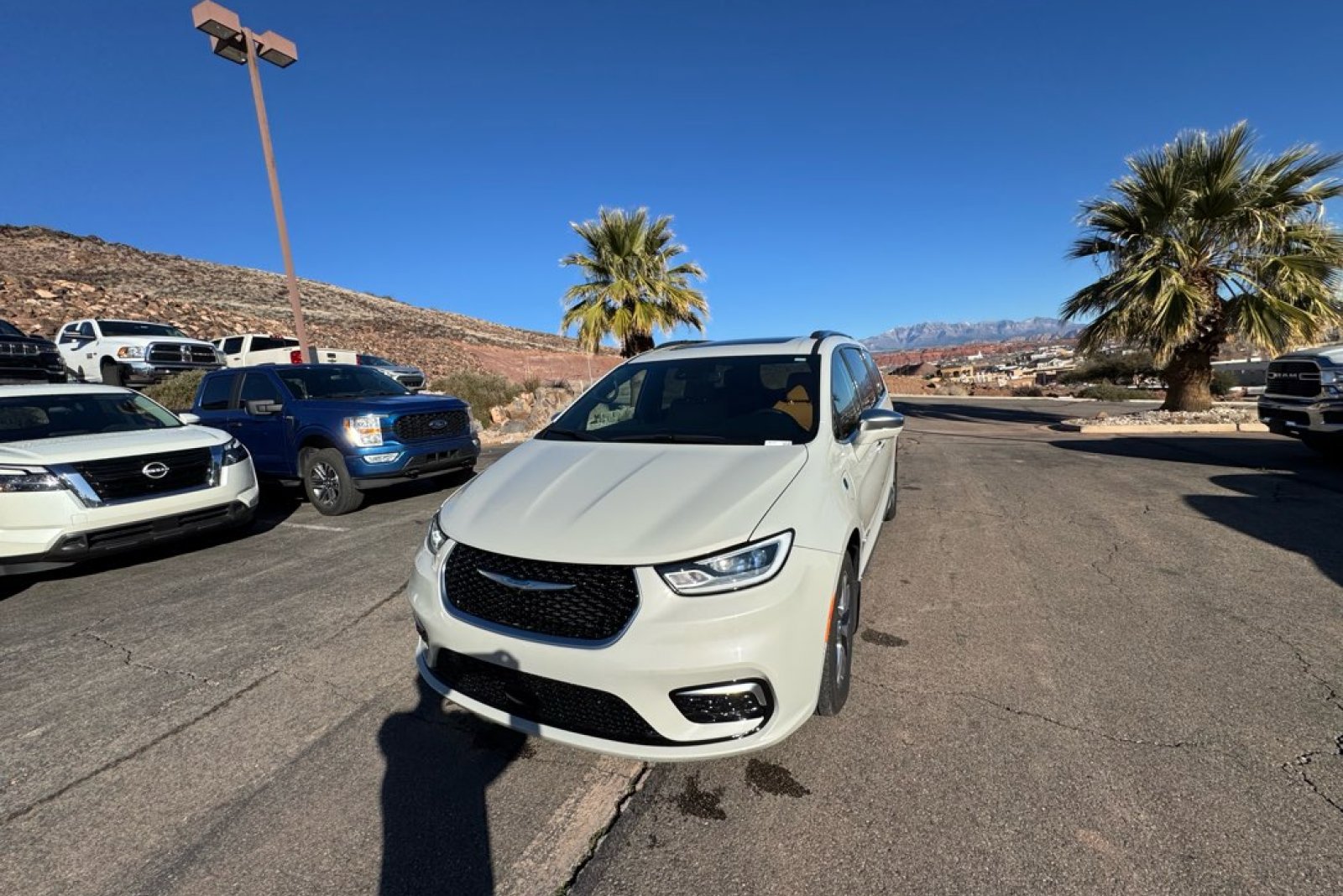 2021 Chrysler Pacifica Hybrid Pinnacle Hybrid's photo