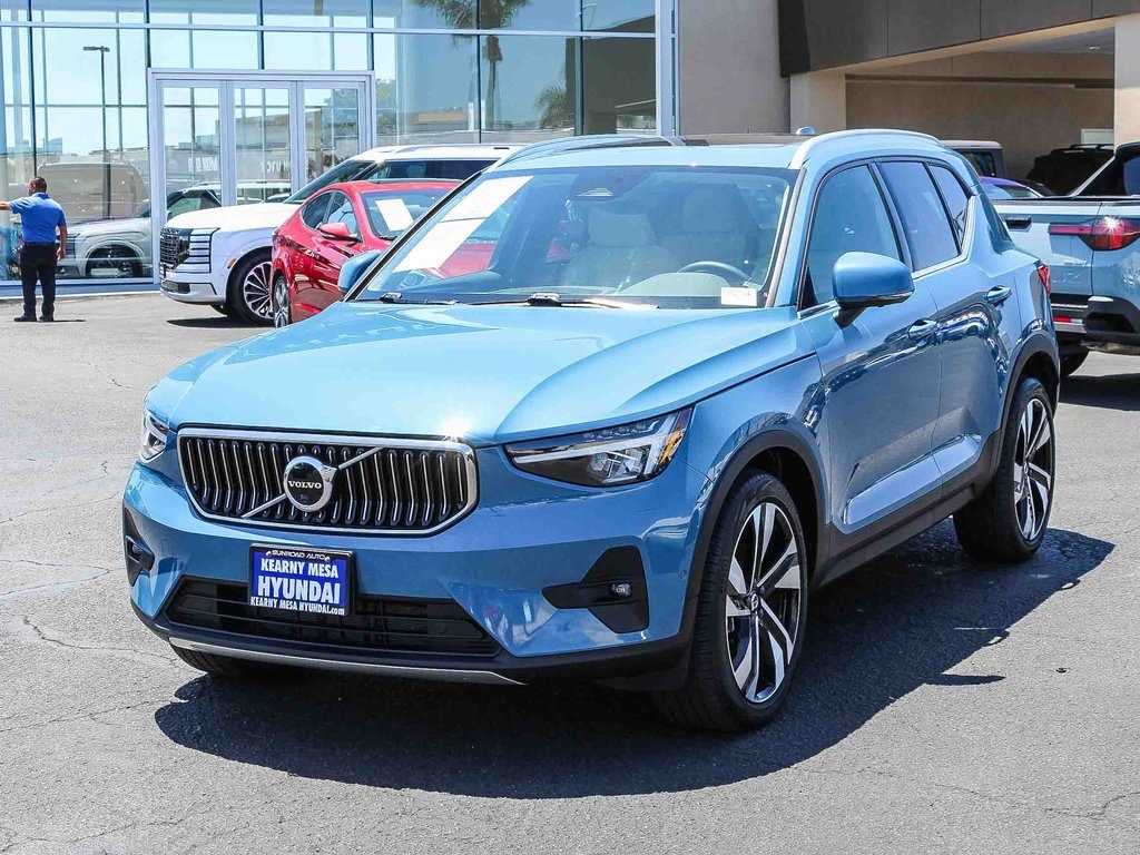 2023 Volvo XC40 Plus photo 3
