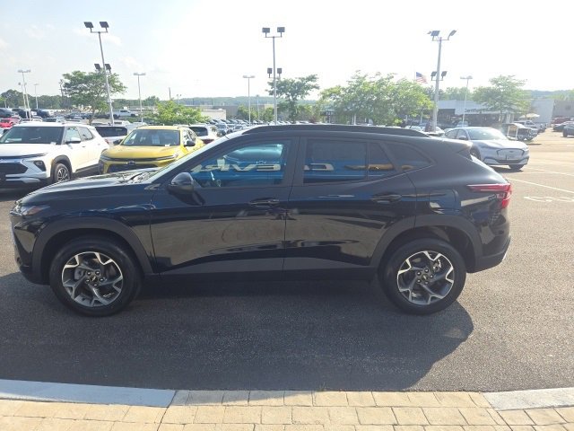2025 Chevrolet Trax LT photo 3