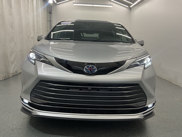 2025 Toyota Sienna Platinum photo 2