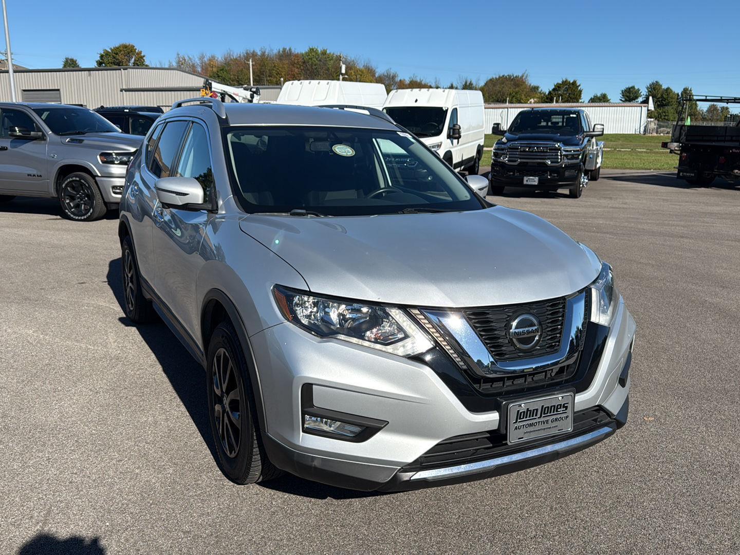 2018 Nissan Rogue SV photo 2