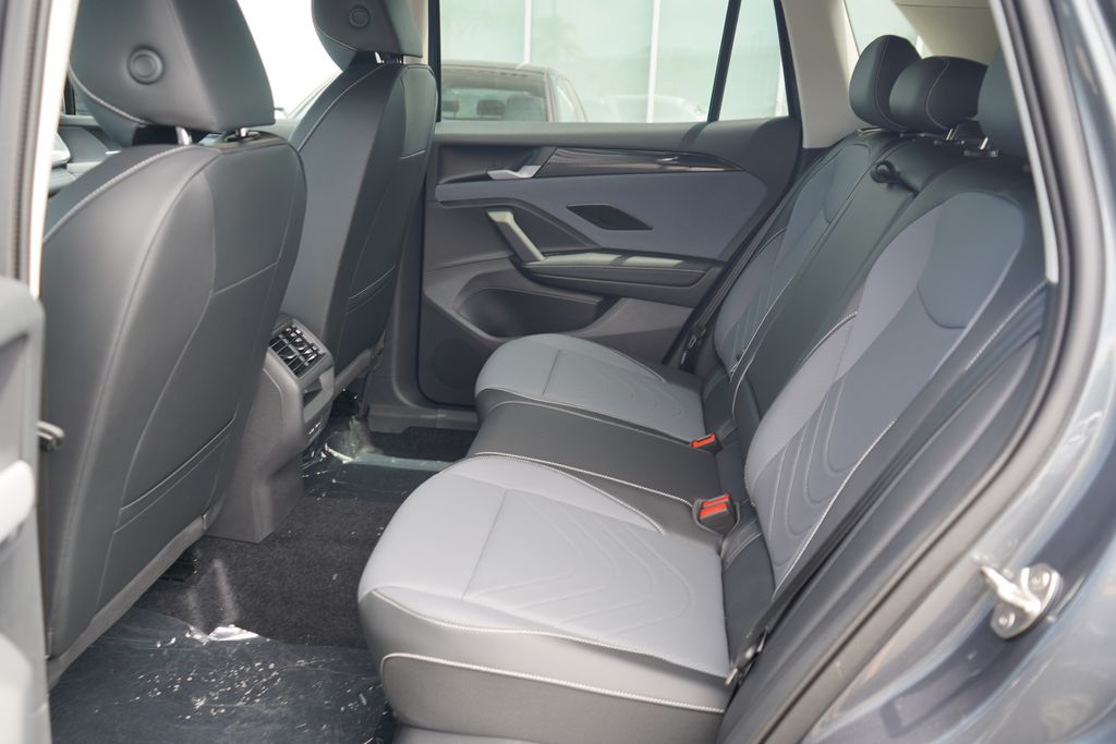 2025 Volkswagen Tiguan SE photo 4