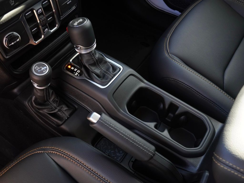 New 2026 Bright White Clear-Coat Exterior Paint Jeep Sahara image 19