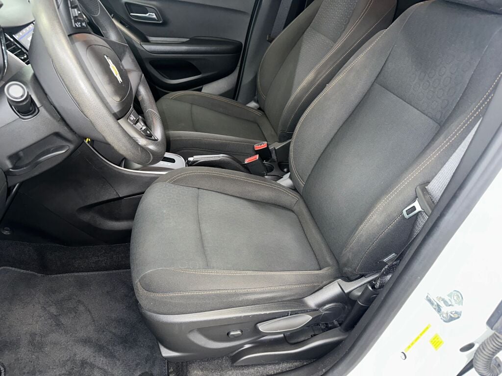 2022 Chevrolet Trax LS photo 2