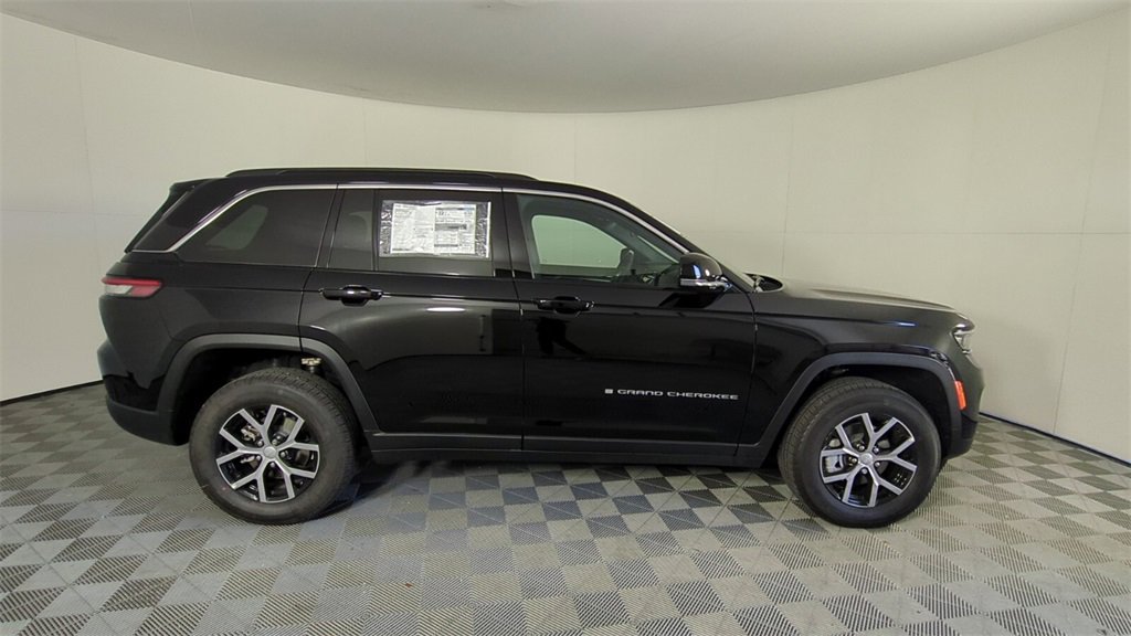 2025 Jeep Grand Cherokee Limited photo 3