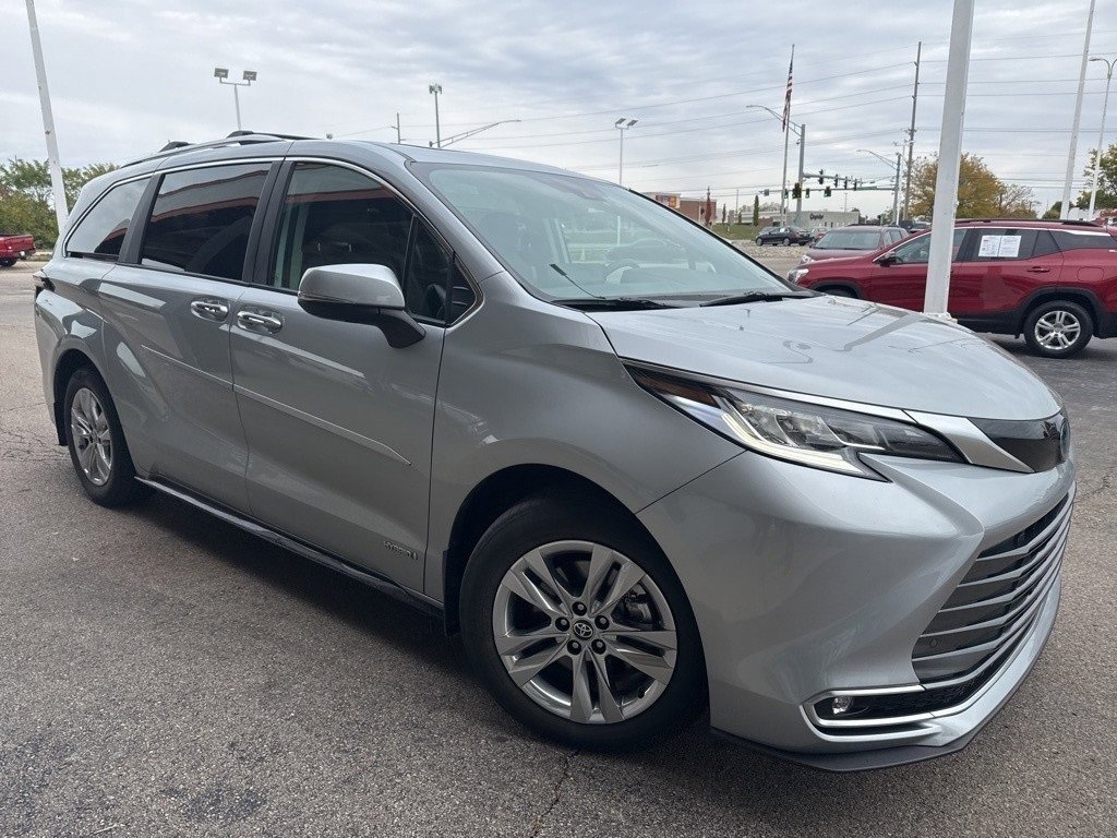 2021 Toyota Sienna Limited photo 3