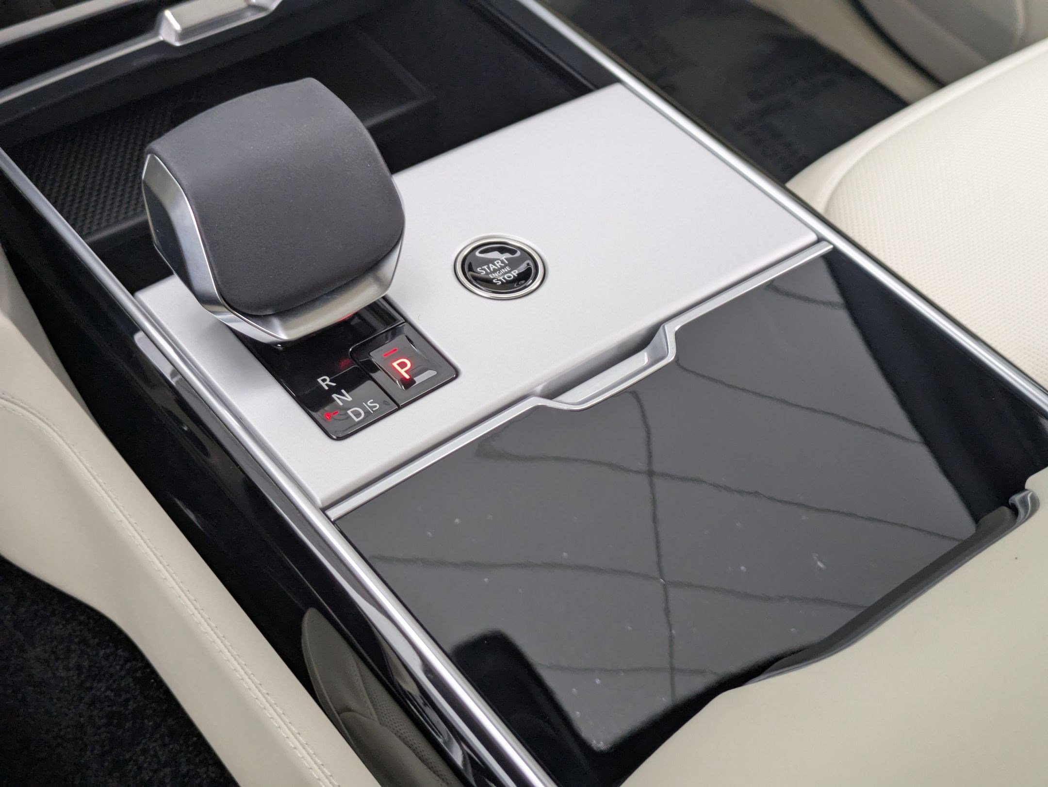 2025 Land Rover Range Rover SE photo 12