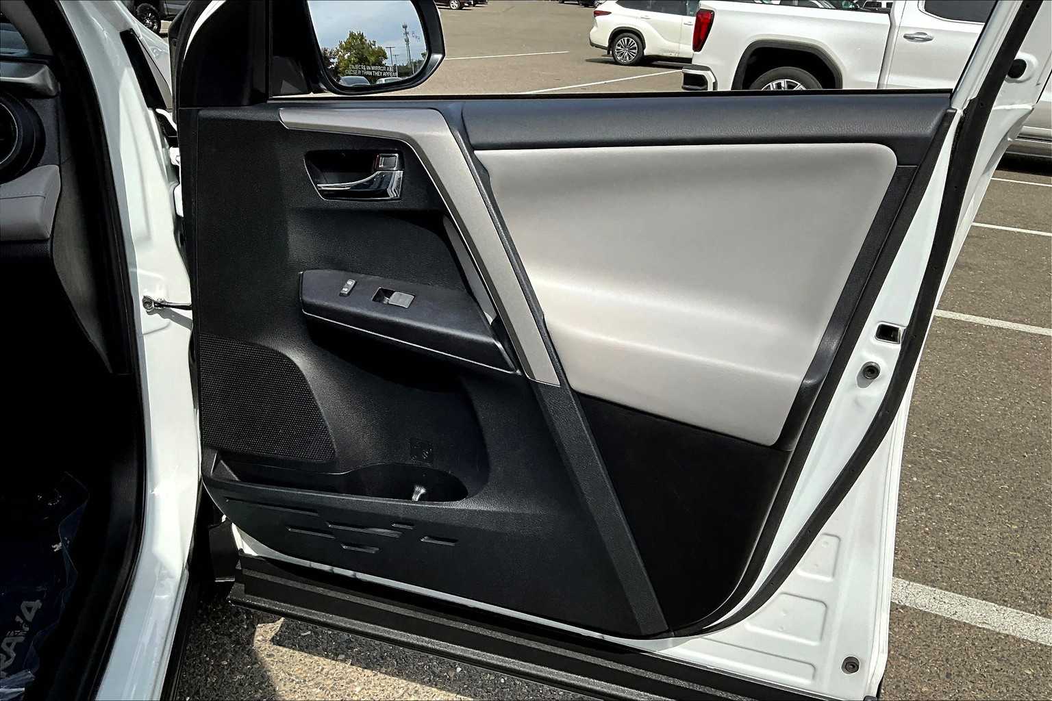 2018 Toyota RAV4 XLE photo 21