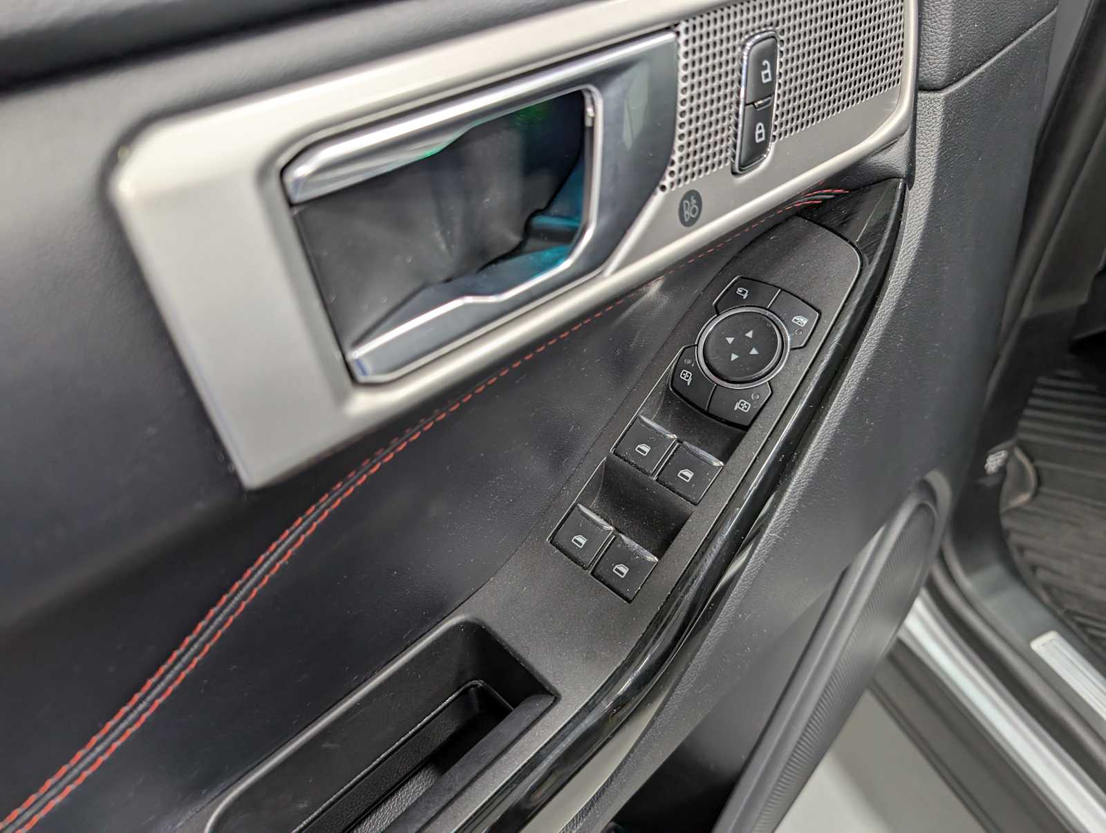 2022 Ford Explorer ST-Line photo 37