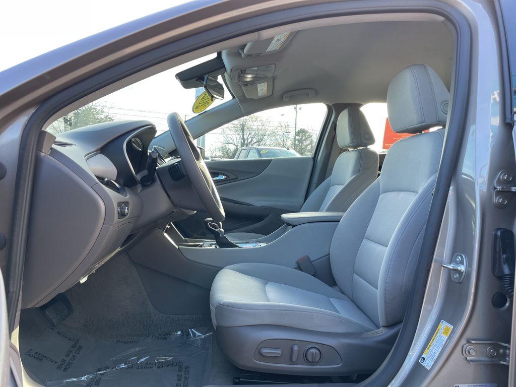 2025 Chevrolet Malibu 1LT photo 2