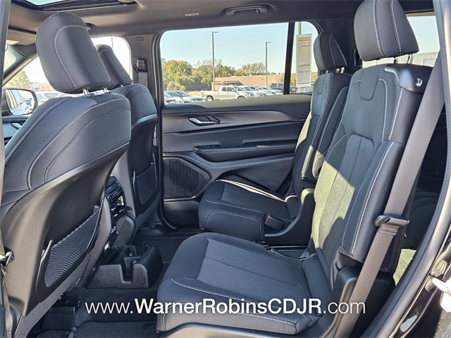 2025 Jeep Grand Cherokee Laredo Altitude photo 4