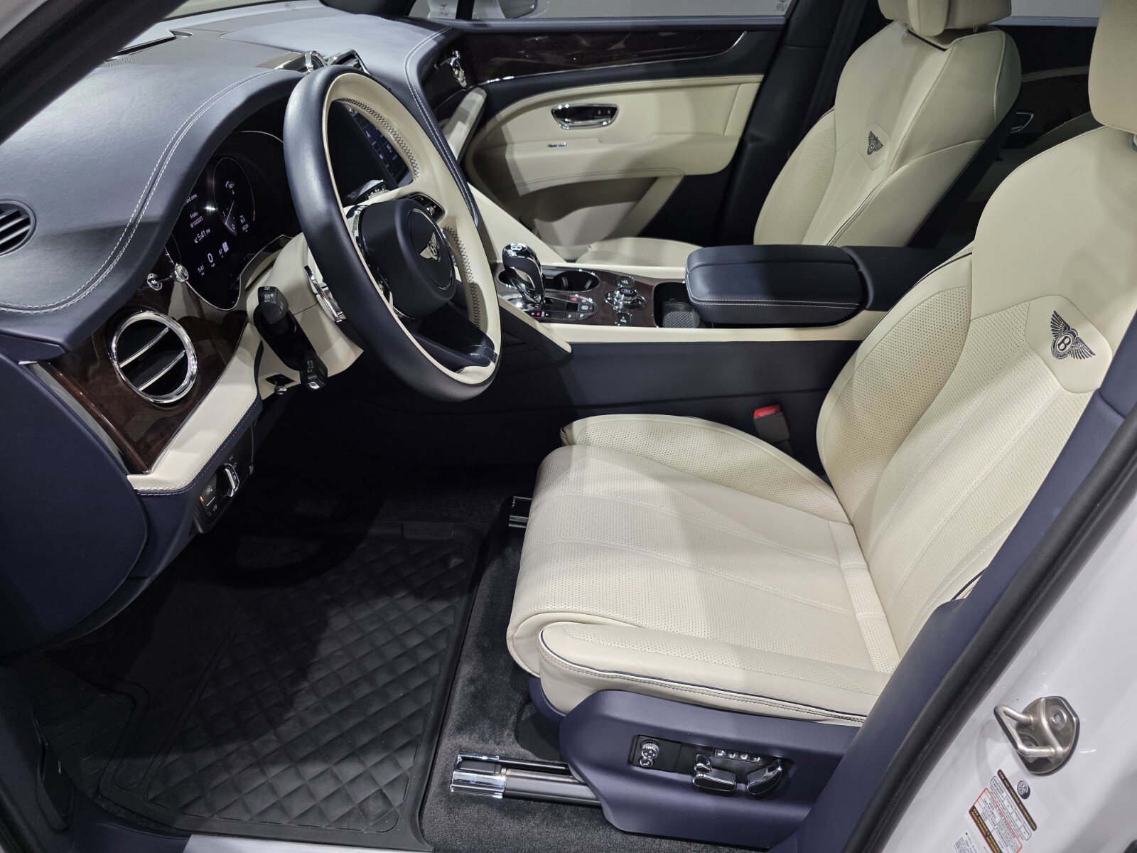 2023 Bentley Bentayga EWB Azure Mulliner photo 6