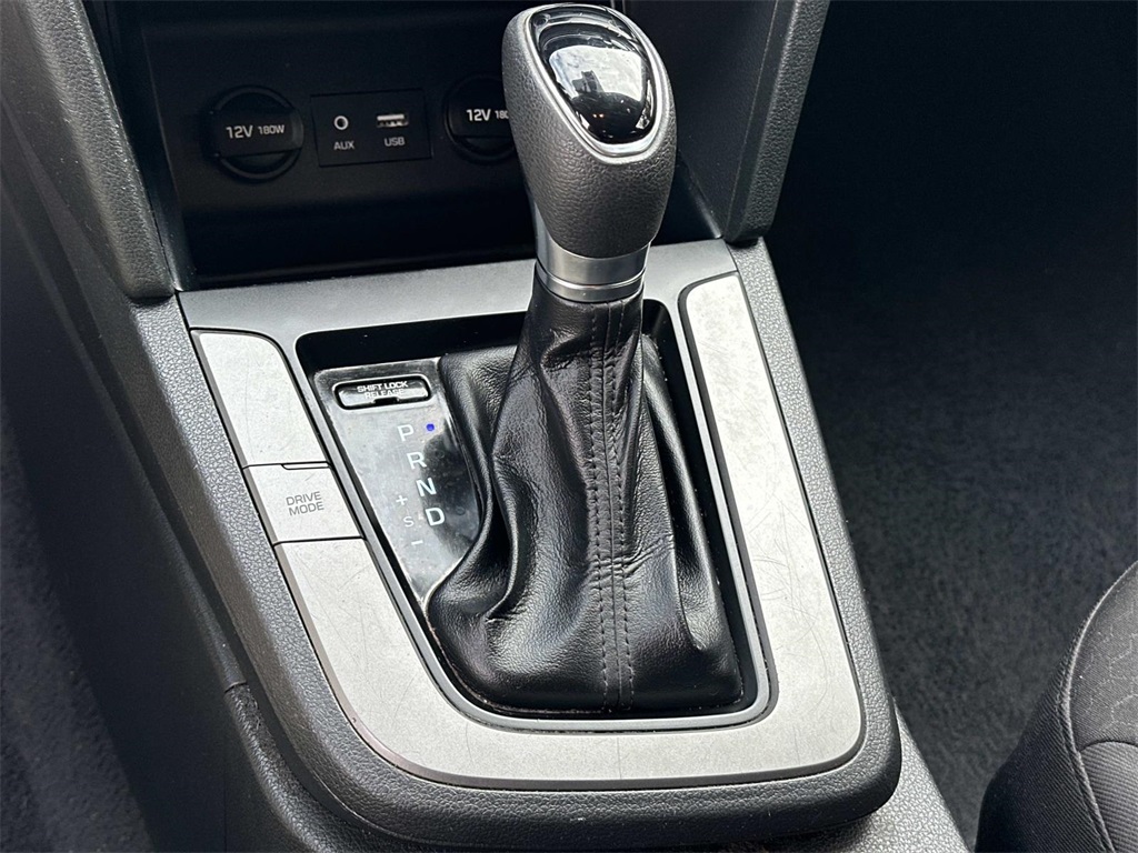 2020 Hyundai Elantra SEL photo 19