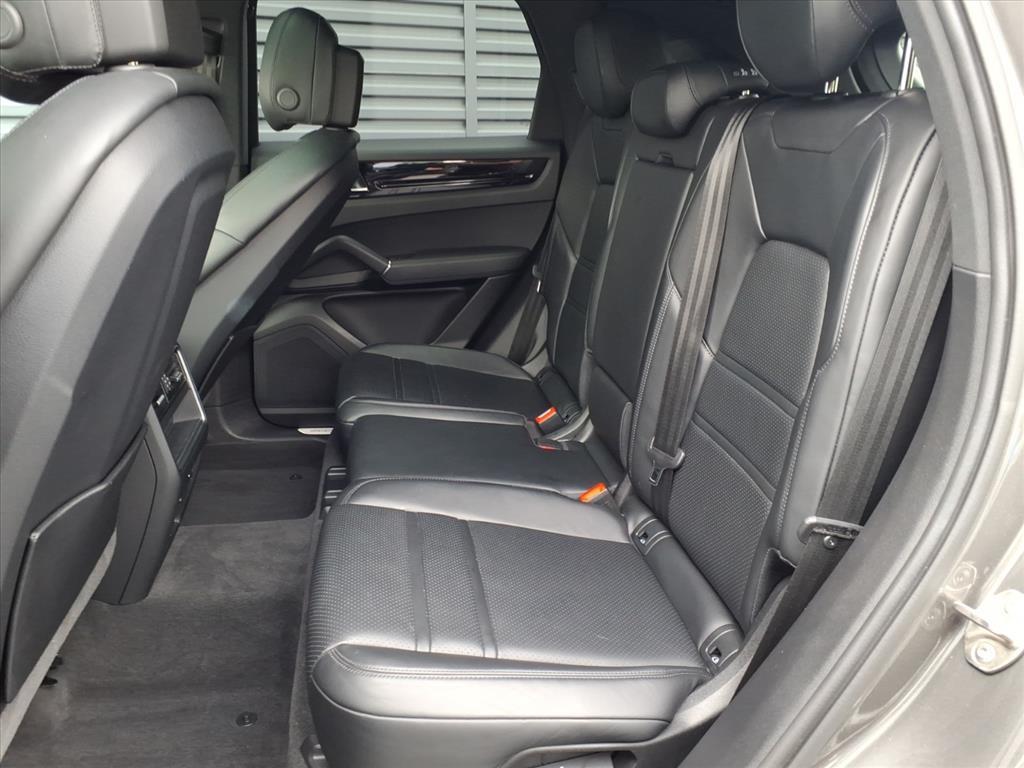 2023 Porsche Cayenne Platinum Edition photo 19